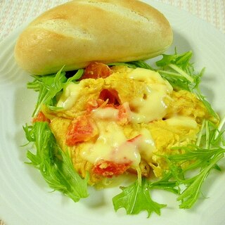 トマトとチーズ入りスクランブルエッグ＆プチパン